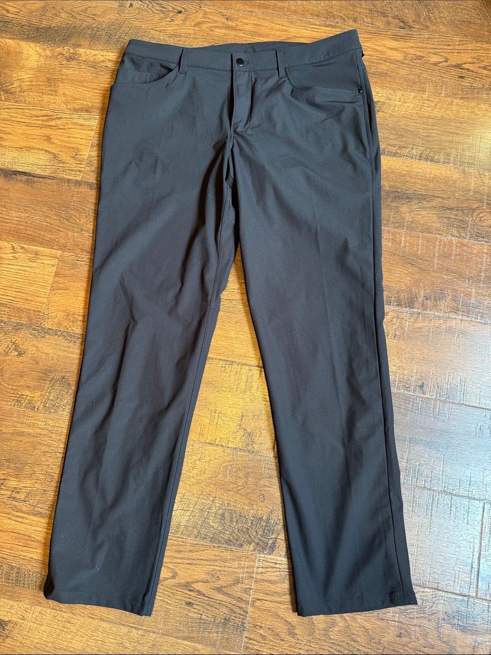Men’s Lululemon brand ABC Commissioner pants in 38W 34L